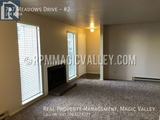 Building Photo - 747 Meadows Dr