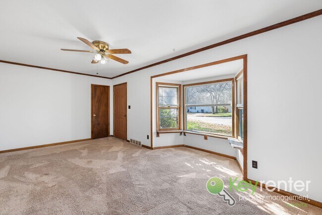 Building Photo - FIRST MONTH FREE! Cute 3 bedroom house near shopping, restaurants, and easy highway access!