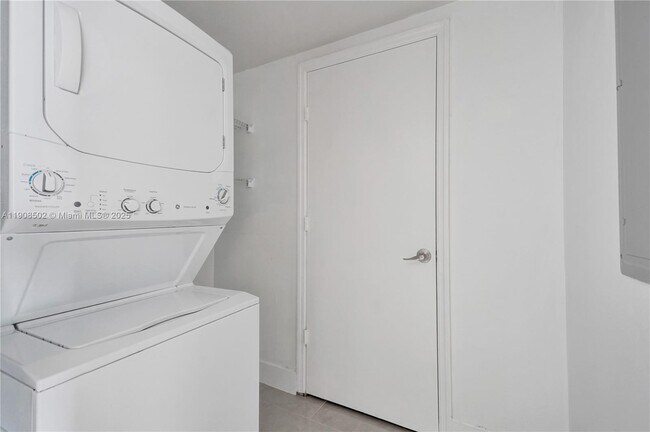 Building Photo - 14951 Royal Oaks Ln