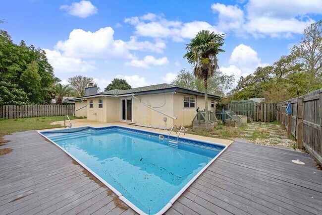 Building Photo - 6 Pinehurst Dr