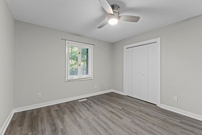 Building Photo - Newly Updated 2 Bedroom, 2 Bath Duplex nea...