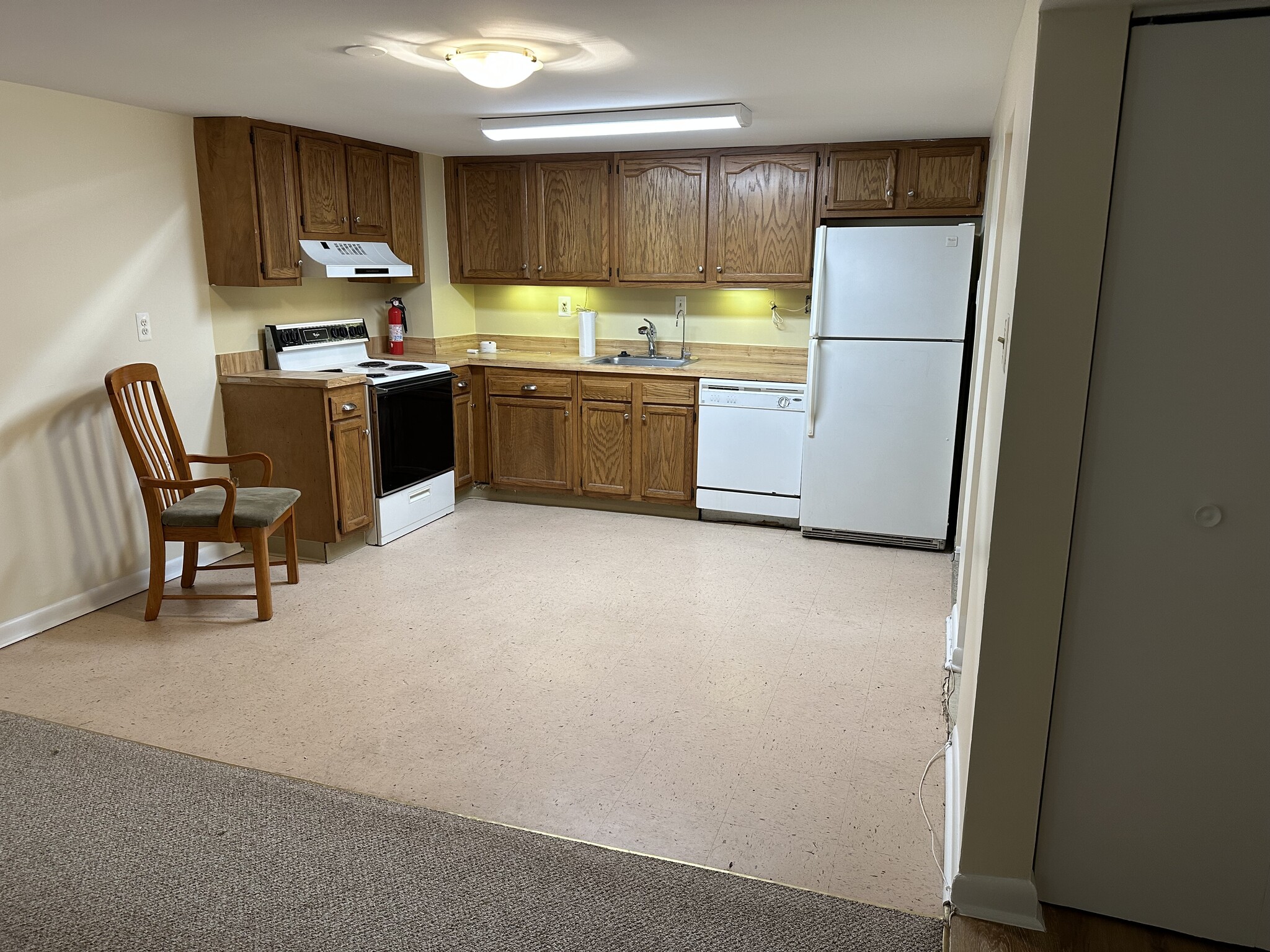 Compact kitchen - 1336 Kenyon St NW