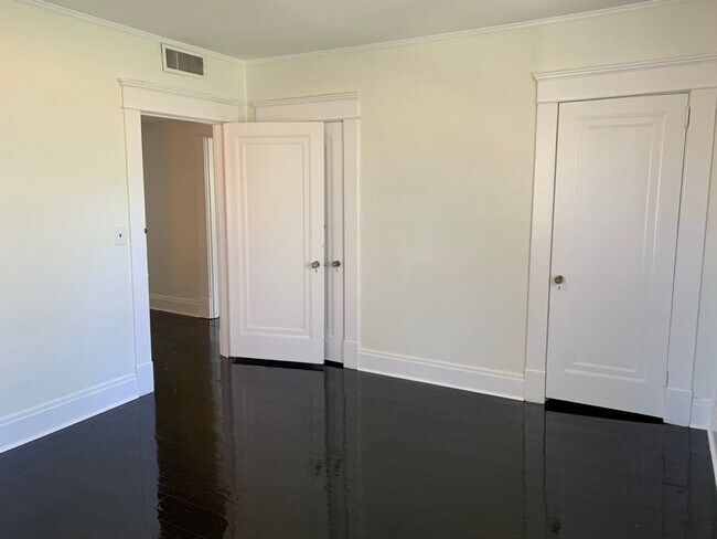 Building Photo - Whitland Ave