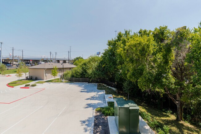 Building Photo - 1501 W Howard Ln