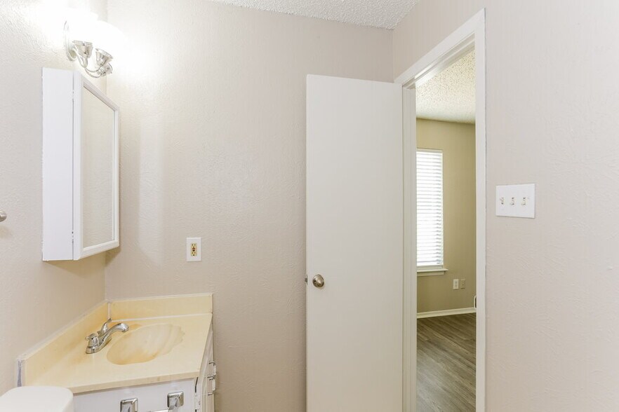 Building Photo - 2505 Crown Cir