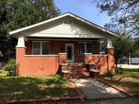 Building Photo - Great Single Family Home Walking Distance to Park Circle