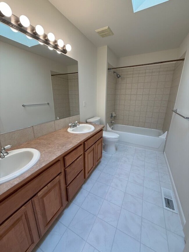 Building Photo - UPDATED CHAFFEY 4 BEDROOOM KINGSTON HOME FOR RENT WITH GREAT VIEWS!