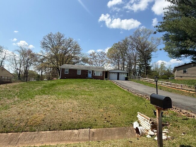 Building Photo - Furnished Home in Madison Heights available through October 31, 2026.
