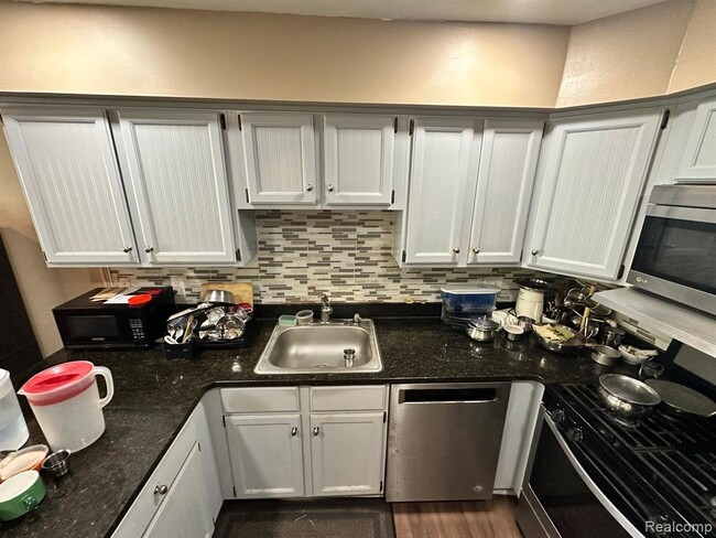 Building Photo - 41729 Broquet Dr