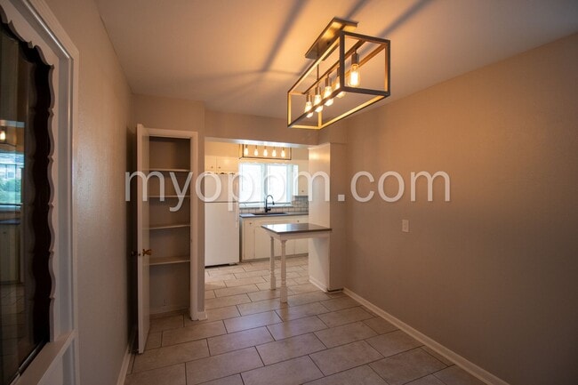 Building Photo - Spacious 4 Bed 2 Bath Home!