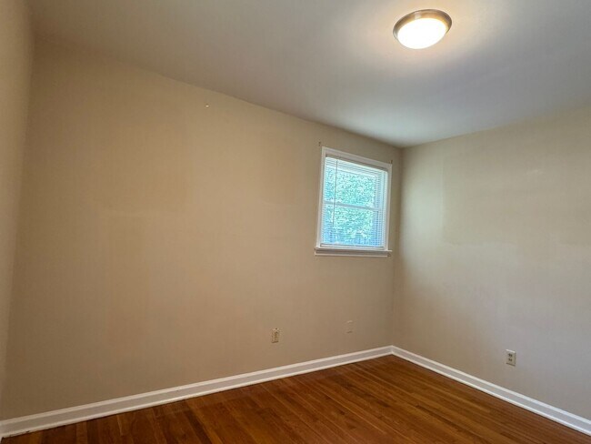 Building Photo - 1004 S Park Dr