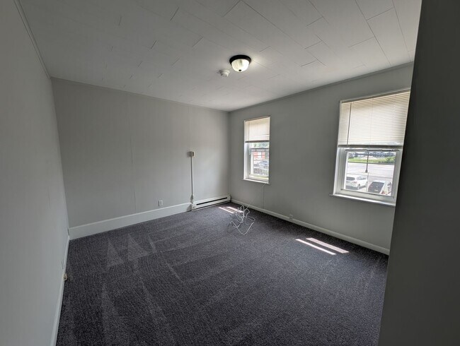 Building Photo - Large 2 Bed 1 Bath Townhome