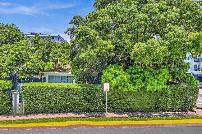 Building Photo - 1002 10th St