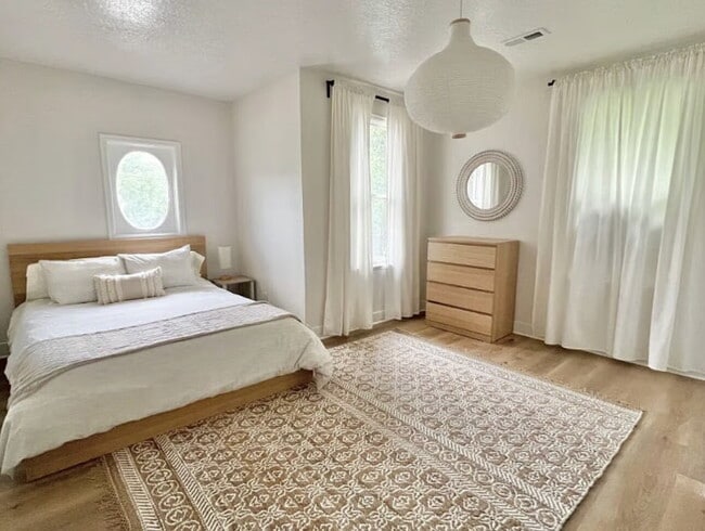 Building Photo - Furnished, Renovated, Urban Living