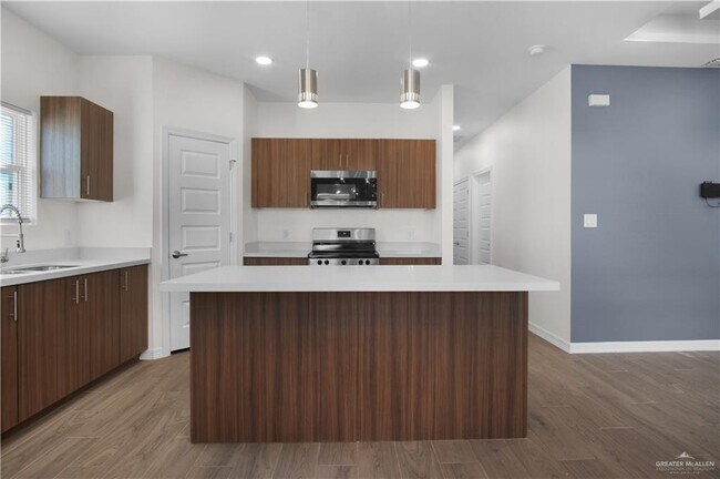 Building Photo - 24 N Onyx Ave