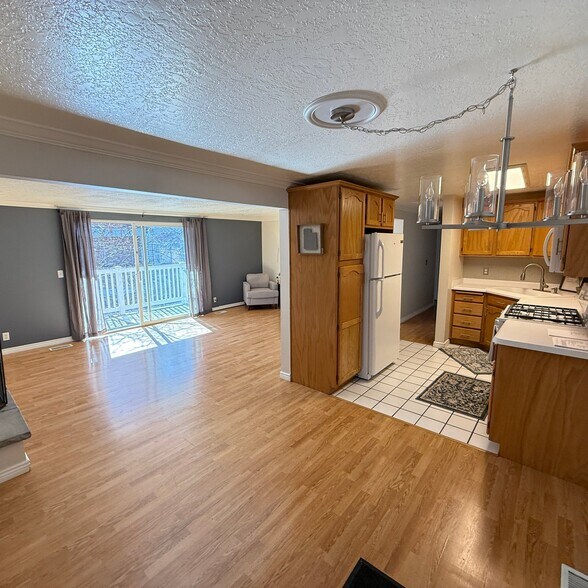 Building Photo - 886 Maple Crest Ct