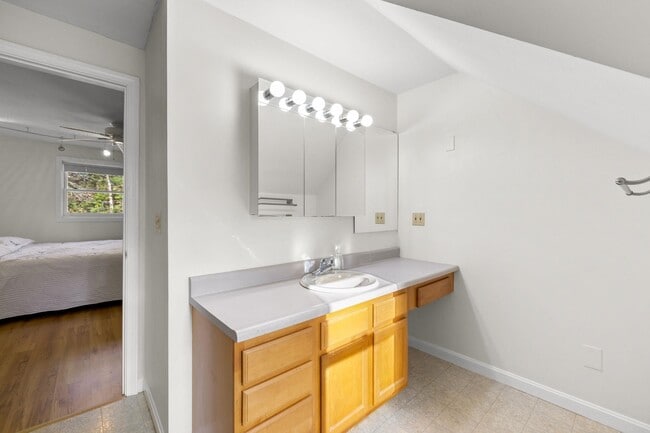 Building Photo - 31 Moulton Ave