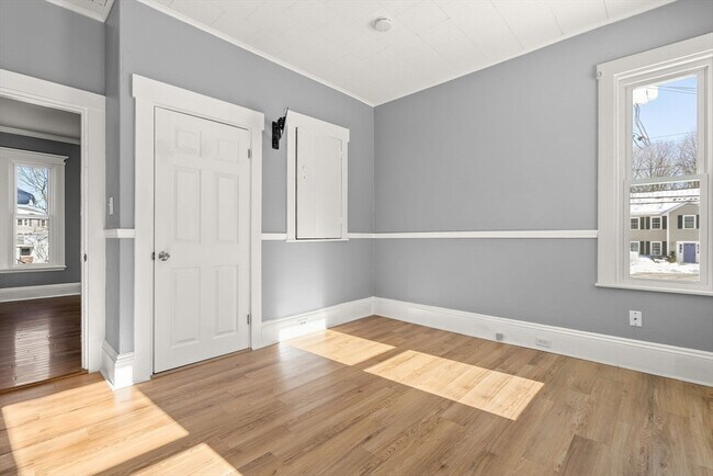 Building Photo - 1104 Pleasant St