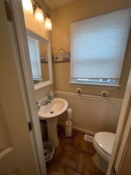 Building Photo - 406 N Dorset Ave