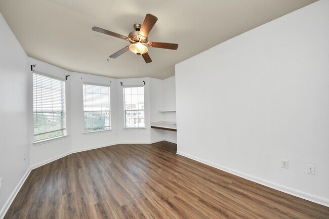 Building Photo - 7575 Kirby Dr