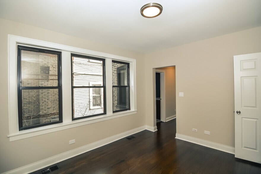 Building Photo - 4447 N Rockwell St