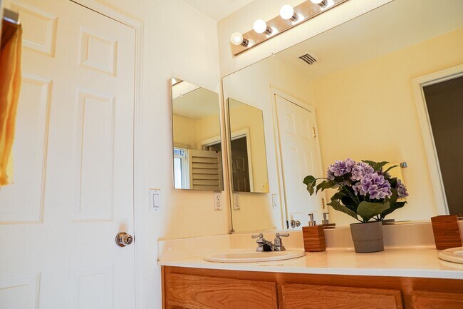 Building Photo - Beautiful and Spacious Home with Three Bedrooms Amazing Loft & Bonus Room!