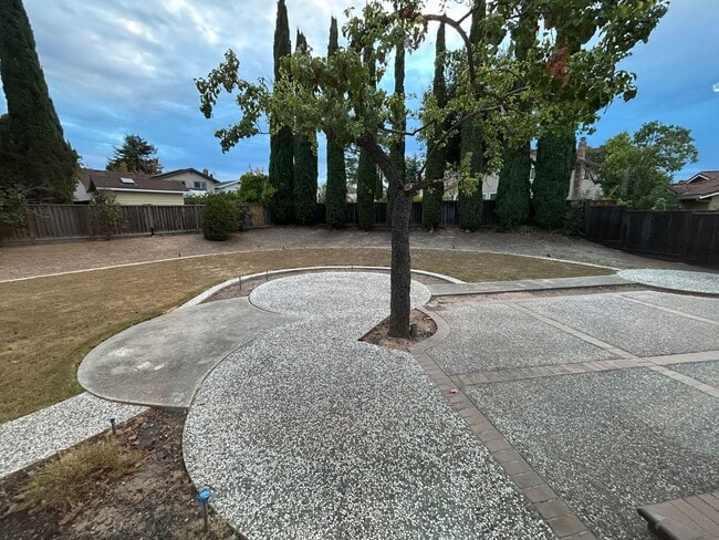 Building Photo - Beautifully Updated 4-Bedroom Home in Came...