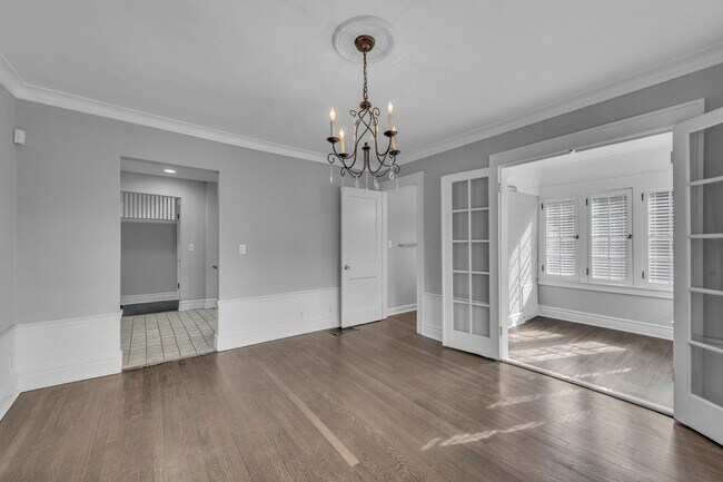 Building Photo - Gorgeous East Crestwood Home