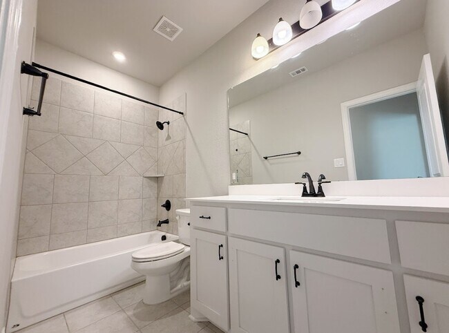 Building Photo - 104 Cottonwood Ct