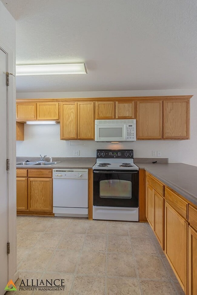 Building Photo - Balcony & Walkout Basement!