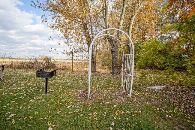 Building Photo - Recently Remodeled 4-Bedroom Home with Modern Upgrades & Spacious Yard in McCordsville