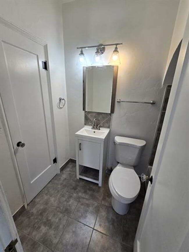 Building Photo - 818 S Arizona Ave