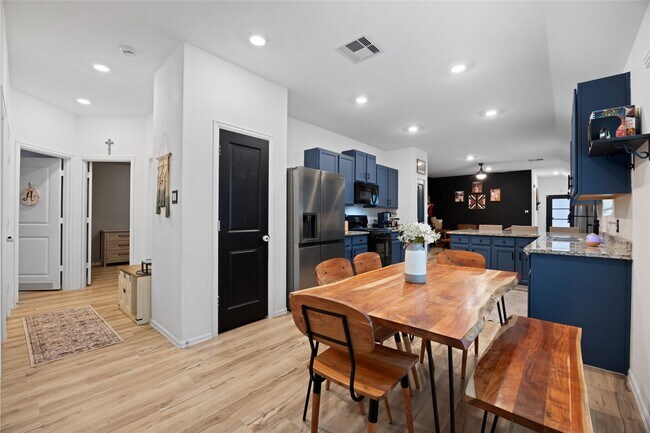 Building Photo - 10417 Pineland Dr