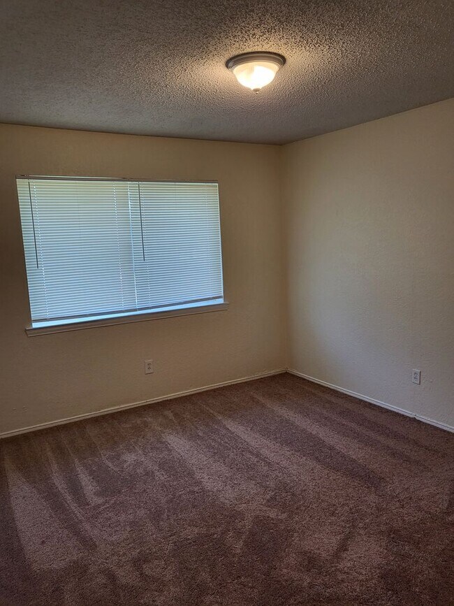 Building Photo - 1417 Laura Ln