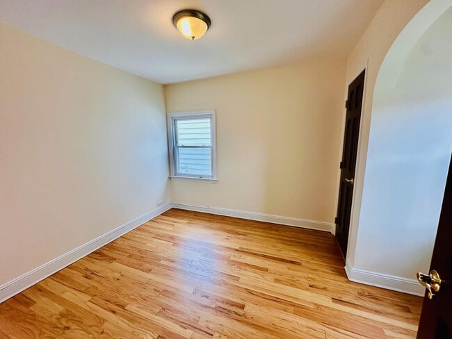 Building Photo - 47 Aqueduct Ave