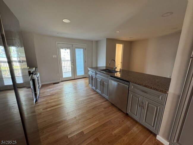 Building Photo - 87 Fairview Ave