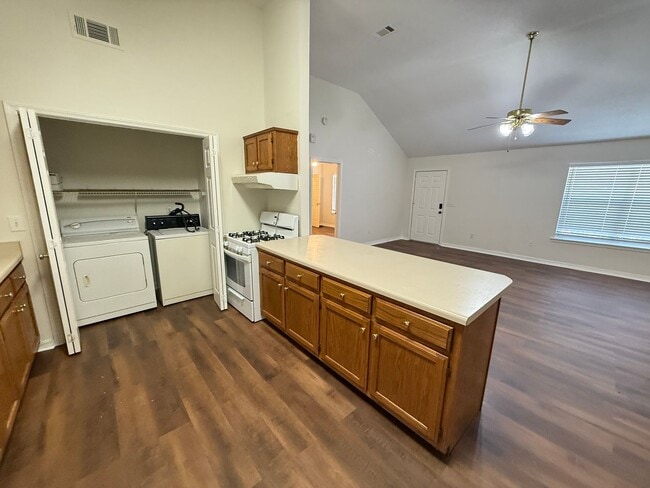 Building Photo - 2BR/2BA House For Rent