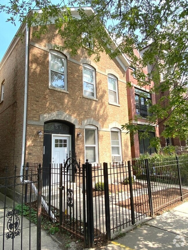Building Photo - 851 N Hermitage Ave