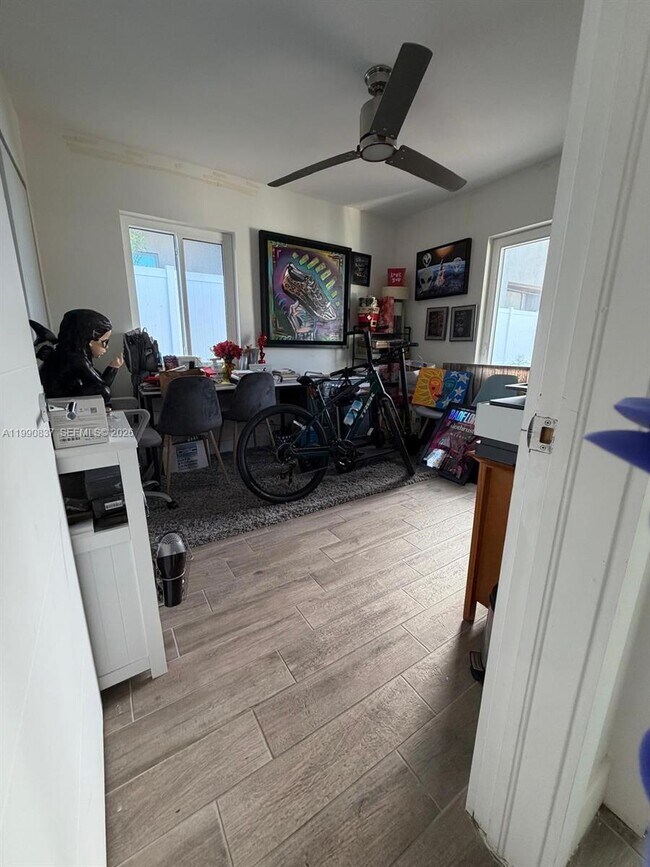 Building Photo - 1531 NE 15th Ave