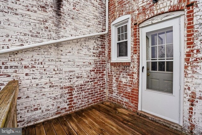 Building Photo - 220 N Orange St