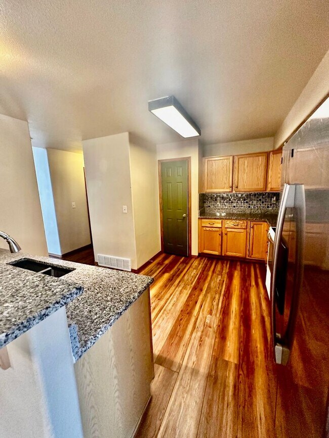 Building Photo - 5 Bedroom home on Fairweather for Rent!