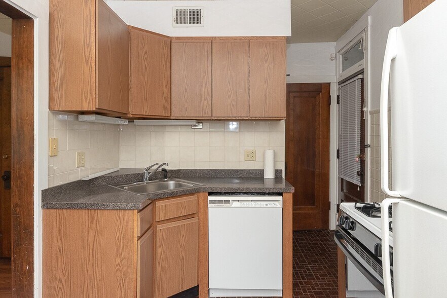 Building Photo - 3617 N Paulina St