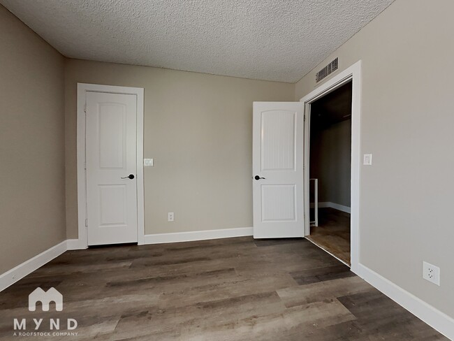 Building Photo - 2132 W Glenrosa Ave