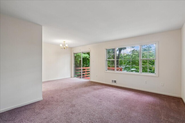 Building Photo - CONVENIENT LOCATION