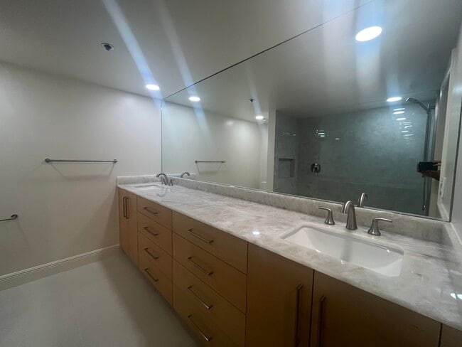 Building Photo - 988 Boulevard of the Arts