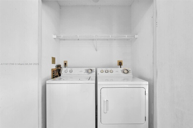 Building Photo - 2820 N Oakland Forest Dr