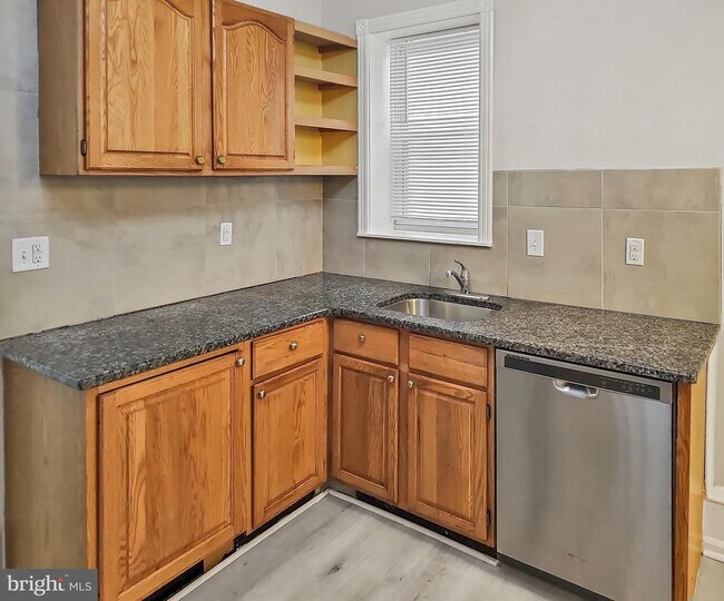 Building Photo - 637 N 32nd St