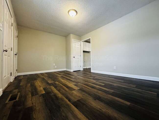 Building Photo - 289 Pine Ave