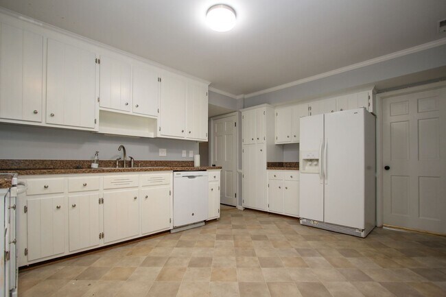 Building Photo - 130 Camelot Crescent