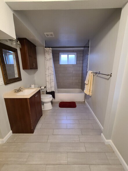 Bathroom (Bathtub, Shower) - 3812 Manchester St